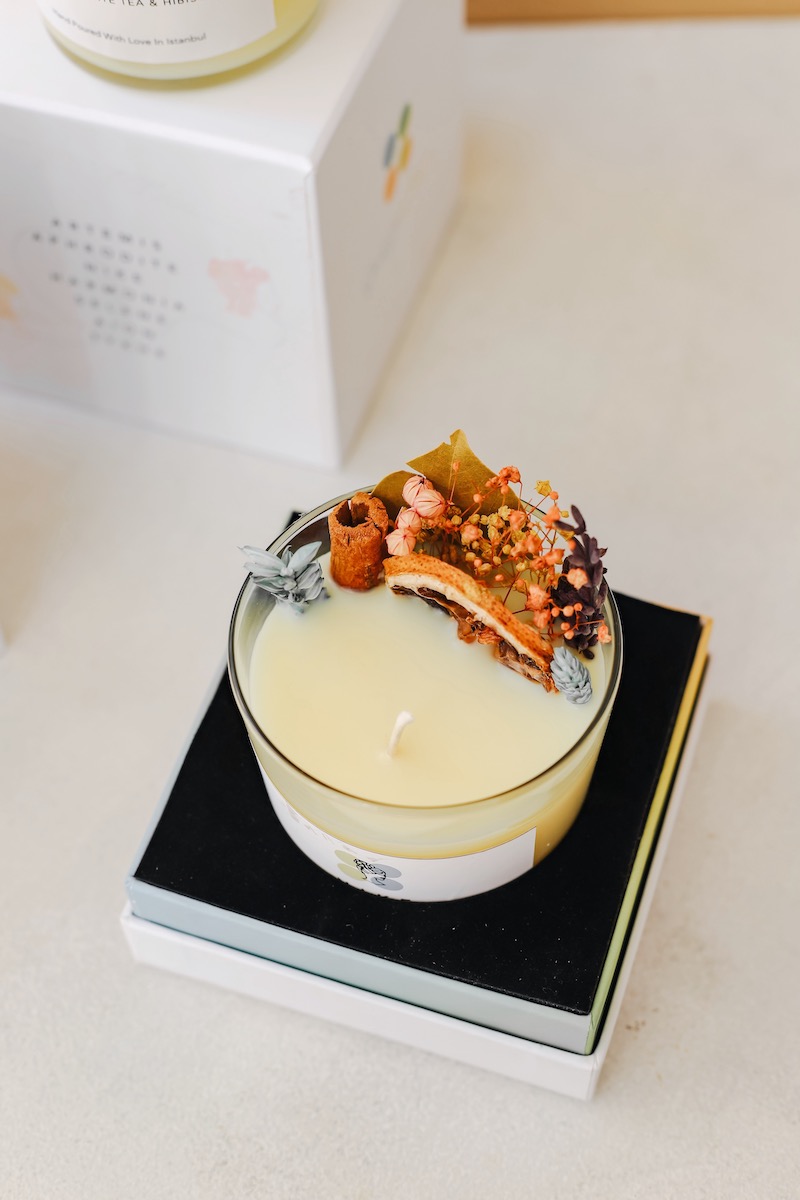 Nike candle is a soy wax handmade with colourful flowers which smell aroma vegan fragrant stink essence. Sustainable natural light romantic decorative accessory