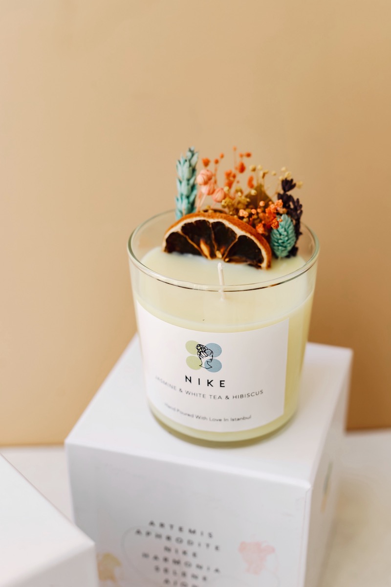 Nike candle is a soy wax handmade with colourful flowers which smell aroma vegan fragrant stink essence. Sustainable natural light romantic decorative accessory