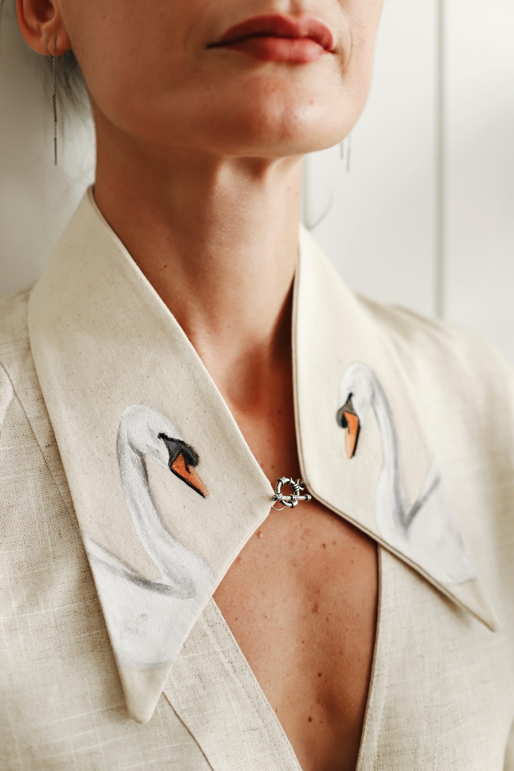 LongJudgeSwan designed by painting artist. It is an art accessory with animal figure pattern organic cotton