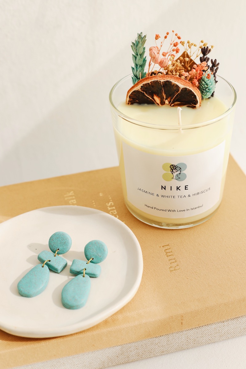 Nike candle is a soy wax handmade with colourful flowers which smell aroma vegan fragrant stink essence. Sustainable natural light romantic decorative accessoryy